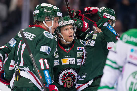 Frölundas Adam Almqvist (skymd) omfamnas av Ryan Lasch