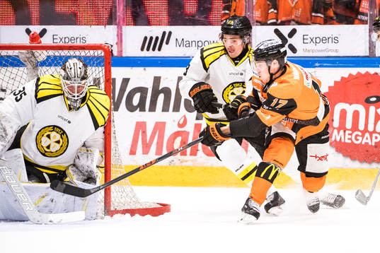 Karlskronas Joel Kellman  oroar framför Brynäs målvakt
