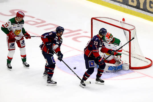 Moras Keaton Ellerby och målvakt Mattias Pettersson och
