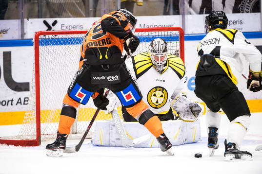 Karlskronas Emil Lundberg oroar framför Brynäs målvakt