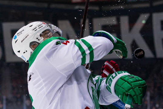 Rögles Craig Schira slår iväg pucken med handsken i