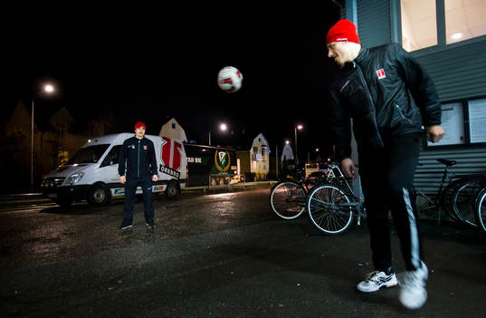Örebros Glenn Gustafsson värmer upp med fotboll