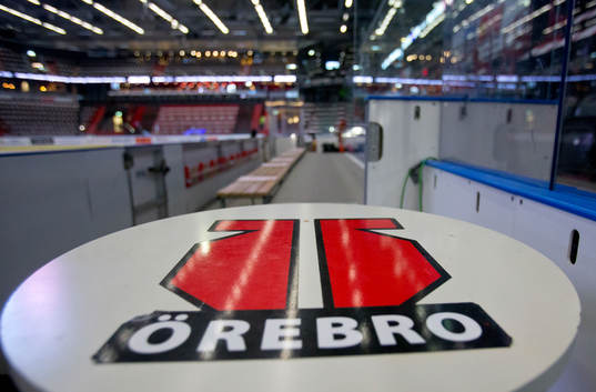 Örebros logotyp på ett bord vid spelarbåset