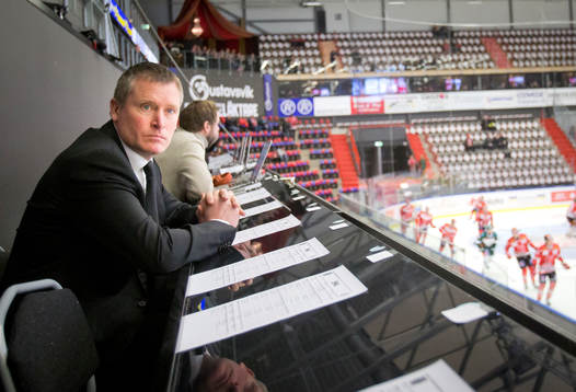 Örebros tränare Niklas Sundblad tittar på uppvärmningen