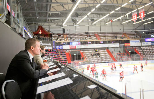 Örebros tränare Niklas Sundblad tittar på uppvärmningen