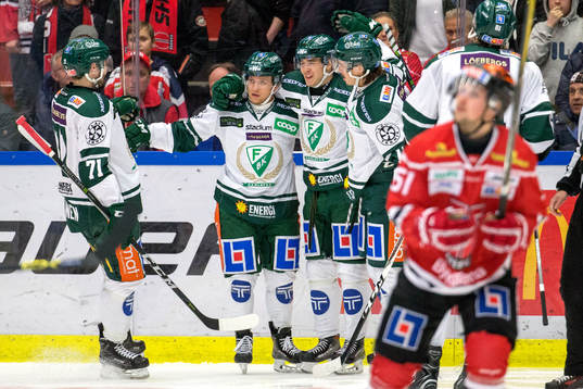 Färjestads Michael Lindqvist jublar med lagkamrater