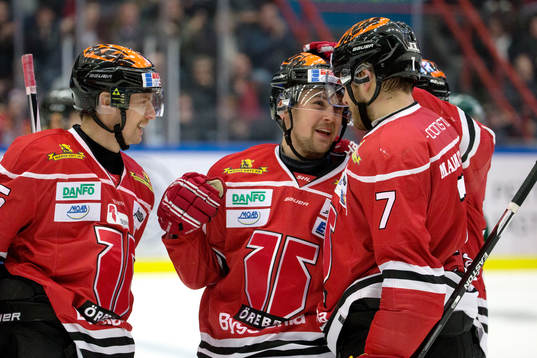 Örebros Kalle Olsson jublar med lagkamrater