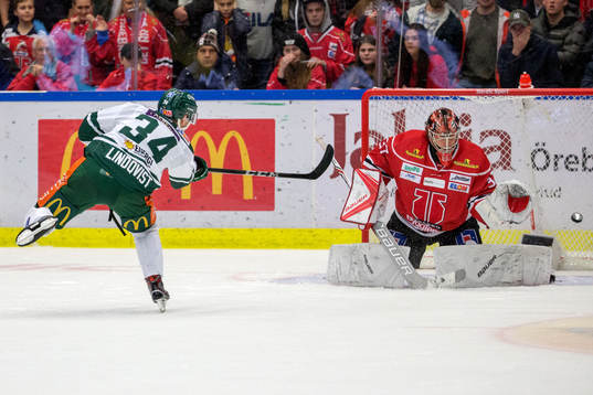 Färjestads Michael Lindqvist gör 2-5 bakom Örebros