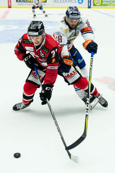 Malmö Redhawks Lars Bryggman i kamp om pucken med Växjös