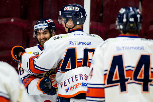 Växjös Andrew Calof kramar om Elias Pettersson som gjort