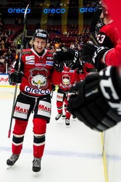 Malmö Redhawks Marcus Sylvegård jublar med lagkamraterna