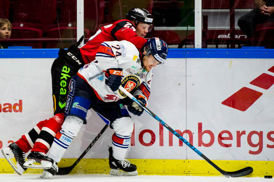 Malmö Redhawks Lars Bryggman i kamp om pucken med Växjös