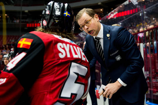 Malmö Redhawks Marcus Sylvegård i samtal med assisterande