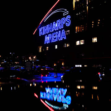 Exteriör vy av Kinnarps Arena i mörker och regn