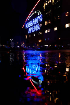 Exteriör vy av Kinnarps Arena i mörker och regn