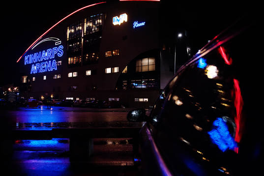 Exteriör vy av Kinnarps Arena i mörker och regn