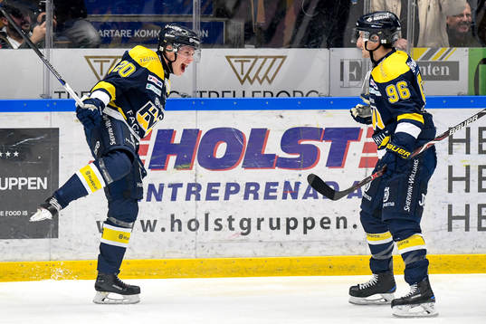 s Lawrence Pilut och Bill Sweatt jublar