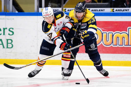 s Robin Figren i kamp om pucken