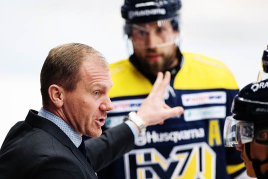 s tränare Johan Lindbom instruerar spelare