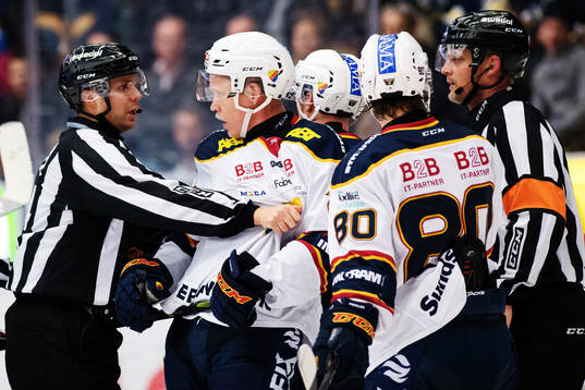 En domare håller undan Djurgårdens Andreas Engqvist i en