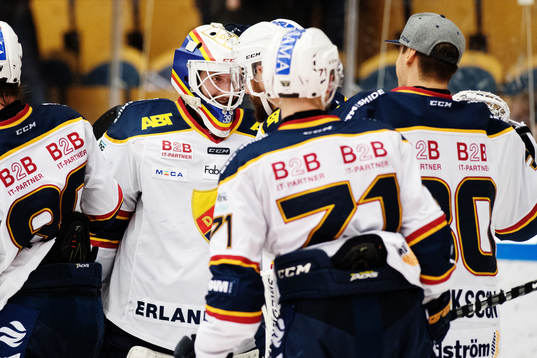 Djurgårdens målvakt Adam Reideborn jublar med medspelare