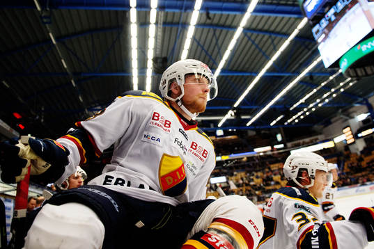 Djurgårdens Linus Hultström hoppar in på plan från