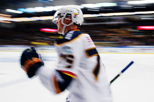 Panorering på Djurgårdens Patrik Lundh som jublar