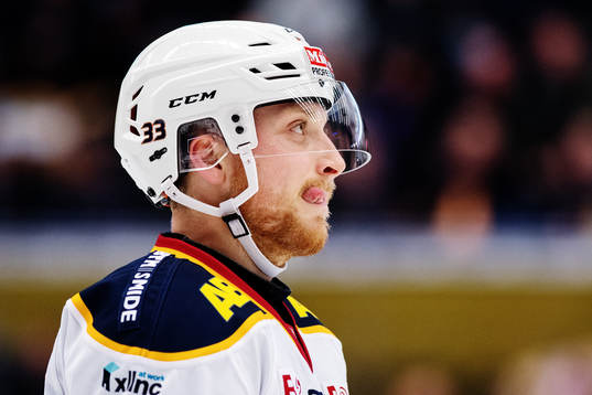 Djurgårdens Linus Hultström med tungan utanför munnen