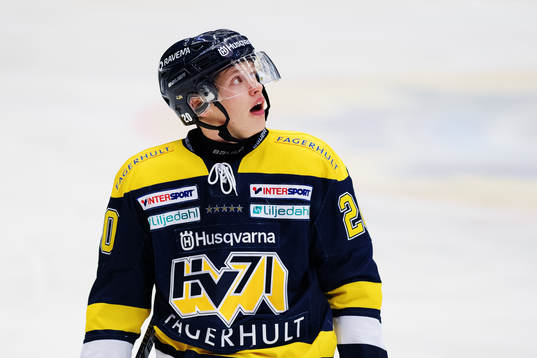 s Lawrence Pilut tittar upp mot jumbotronen (ej i bild)