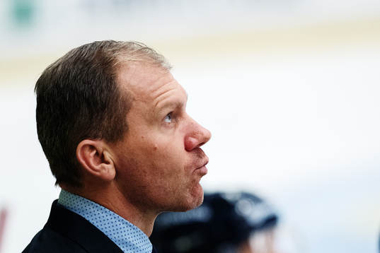 s tränare Johan Lindbom tittar uppåt