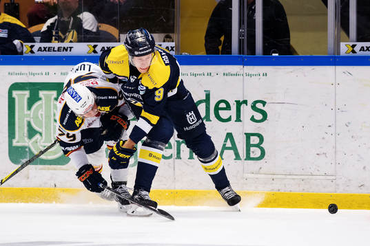 s Victor Ejdsell i kamp om pucken