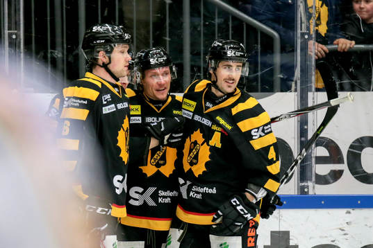 Skellefteås Jesper Olofsson jublar med lagkamrater