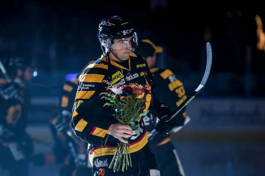 Skellefteås Joakim Lindström firas för sina 300 poäng i