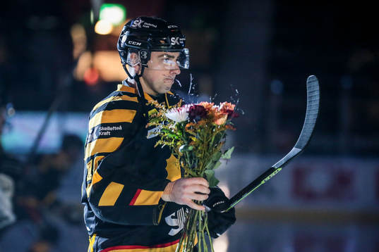 Skellefteås Joakim Lindström firas för sina 300 poäng i