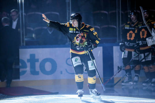 Skellefteås Joakim Lindström firas för sina 300 poäng i