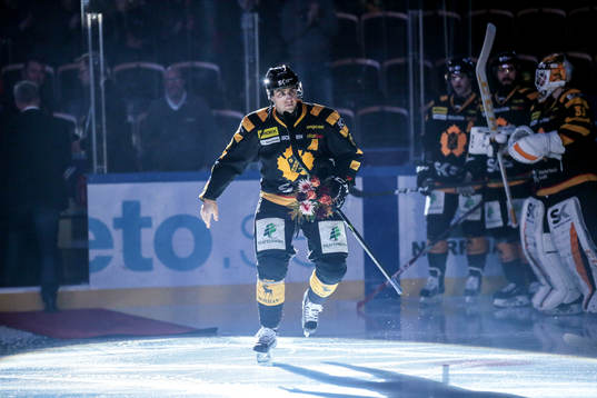 Skellefteås Joakim Lindström firas för sina 300 poäng i