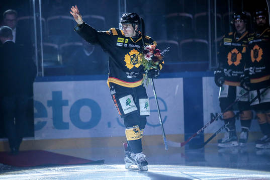 Skellefteås Joakim Lindström firas för sina 300 poäng i