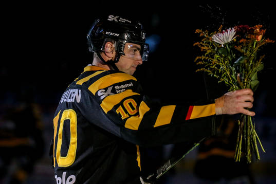 Skellefteås Joakim Lindström firas för sina 300 poäng i