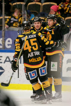 Skellefteås Joakim Lindström jublar med lagkamrater