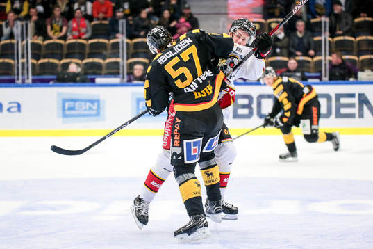 Skellefteås Emil Djuse tacklar en Luleåspelare
