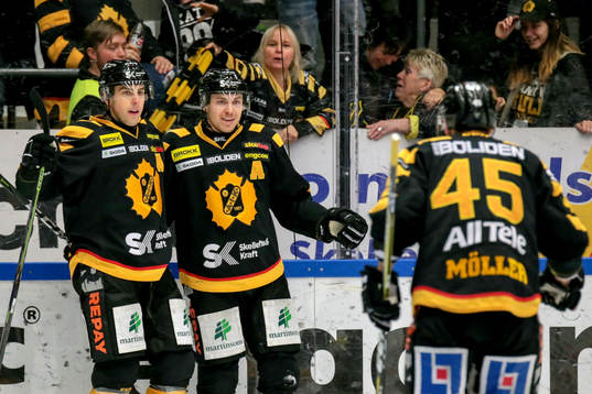 Skellefteås Pär Lindholm jublar med lagkamrater