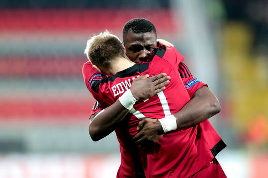 Östersunds Curtis Edwards och Salisu Abdullahi Gero jublar