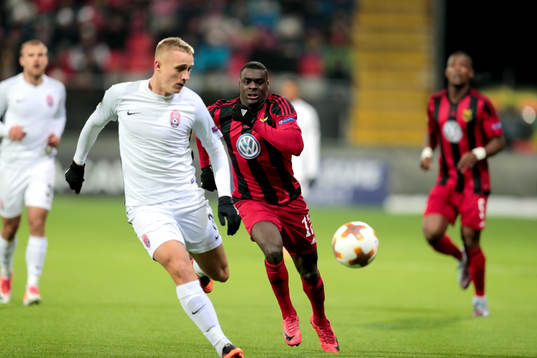 Zorja Luhansks Oleksandr Svatok och Östersunds Ken Sema
