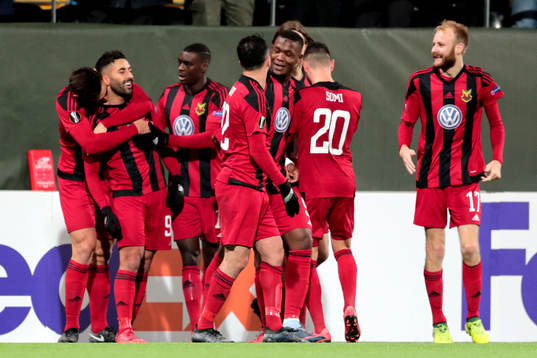 Östersunds Saman Ghoddos jublar med lagkamrater