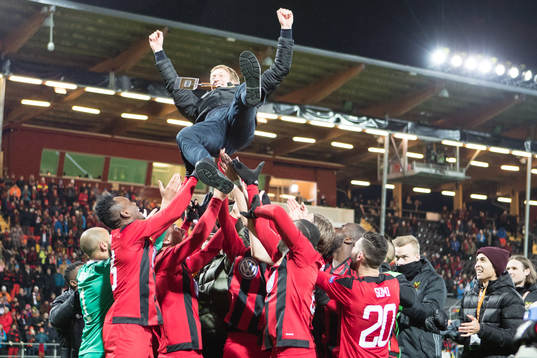 Östersunds spelare hissar tränare Graham Potter