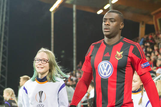 Östersunds Ken Sema på väg in på planen innan
