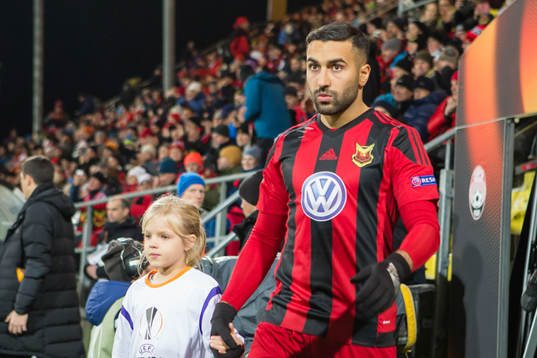 Östersunds Saman Ghoddos på väg in på planen innan