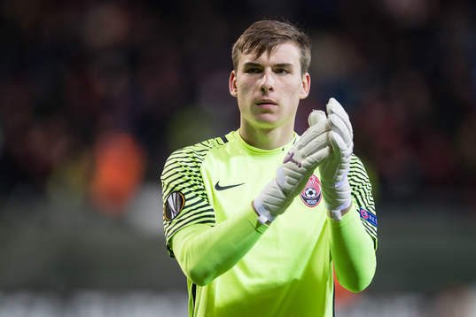 Zorja Luhansks målvakt Andriy Lunin tackar fansen