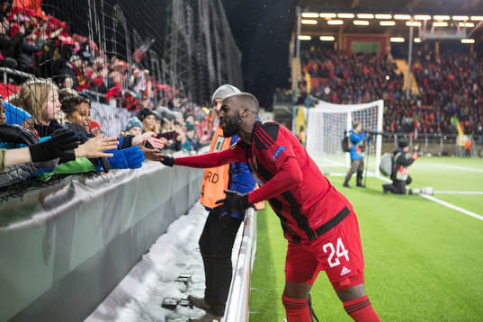 Östersunds Ronald Mukiibi tackar publiken