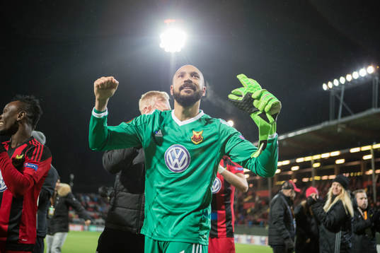 Östersunds målvakt Aly Keita jublar